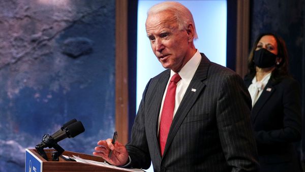 U.S. President-elect Joe Biden speaks to reporters as Vice President-elect Kamala Harris listens following an online meeting with members of the National Governors Association (NGA) executive committee in Wilmington, Delaware, U.S., November 19, 2020. - Sputnik International