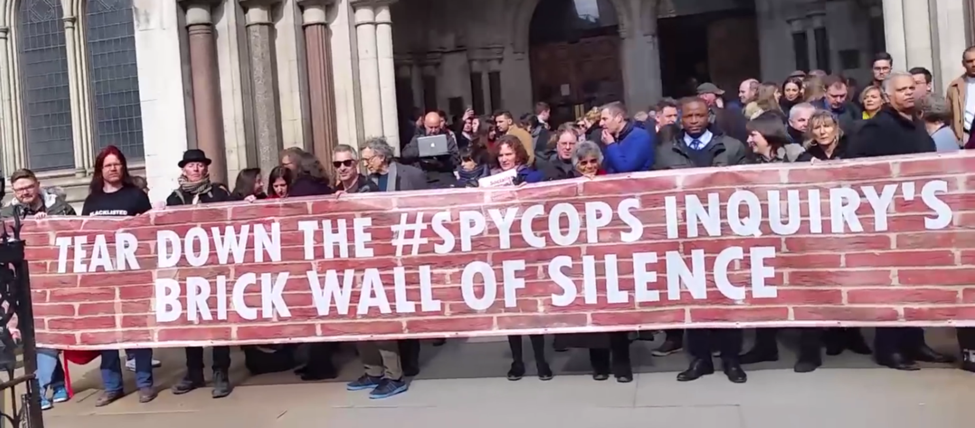 Victims of spycops outside UK's Royal Courts of Justice in Aldwych. Victims of spycops outside UK's Royal Courts of Justice in Aldwych. - Sputnik International, 1920, 27.11.2020