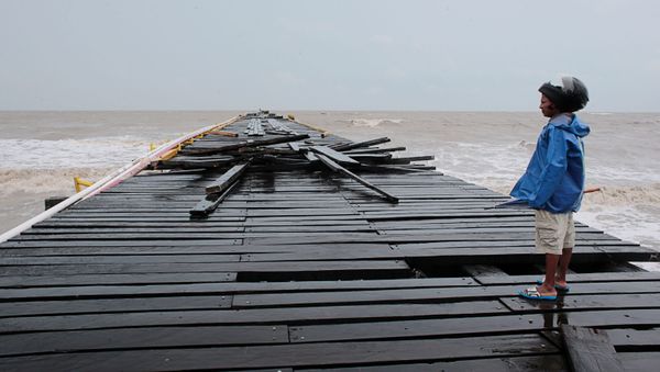 A man observes a dock damaged by the passing of Hurricane Iota, in Puerto Cabezas, Nicaragua November 17, 2020. Picture taken November 17, 2020. - Sputnik International