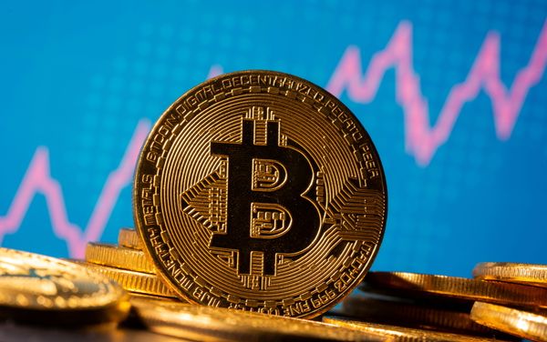 Bitcoin Drops 9.7% After Reaching Highest Point in Almost Three Years - Sputnik International