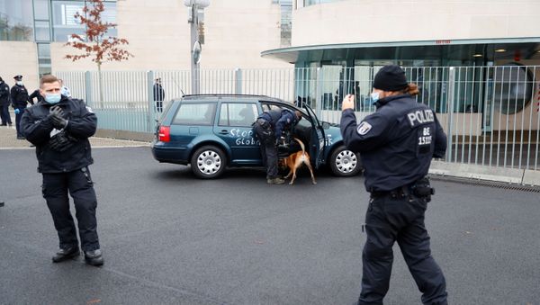 A car crash into the gate of the office of German Chancellor Angela Merkel in Berlin, Germany, November 25, 2020 - Sputnik International