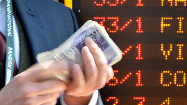 An English bookmaker counts out money - Sputnik International
