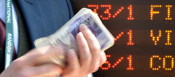 An English bookmaker counts out money - Sputnik International