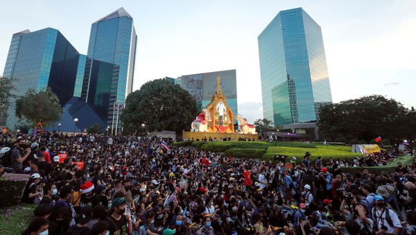 A general view shows protesters as they gather at a pro-democracy rally demanding Thailand's King Maha Vajiralongkorn hands back royal assets to the people and reforms on the monarchy, in Bangkok, Thailand, November 25, 2020 - Sputnik International