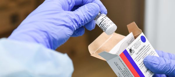 A medic wearing a face mask holds the Gam-COVID-Vak vaccine ahead of vaccination at the city polyclinic No. 7, in Simferopol, Crimea, Russia - Sputnik International