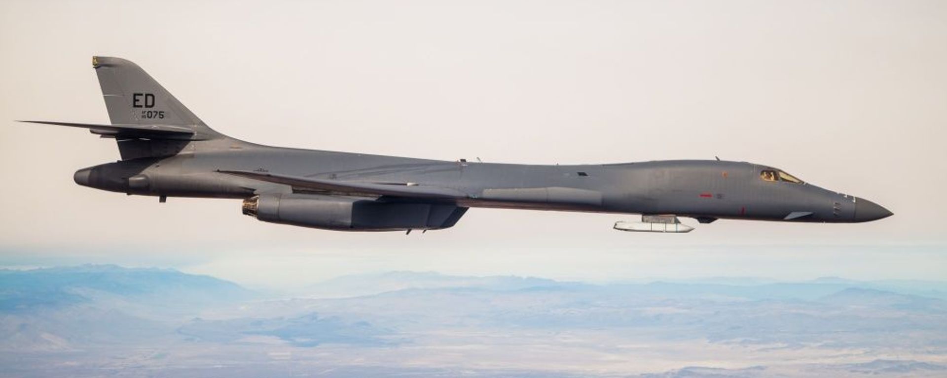 A B-1B Lancer with a Joint Air-to-Surface Standoff Missile (JASSM) flies in the skies above Edwards Air Force Base, California, Nov. 20. The flight was a demonstration of the B-1B’s external weapons carriage capabilities. A B-1B Lancer with a Joint Air-to-Surface Standoff Missile (JASSM) flies in the skies above Edwards Air Force Base, California, Nov. 20. The flight was a demonstration of the B-1B’s external weapons carriage capabilities. - Sputnik International, 1920, 28.05.2021