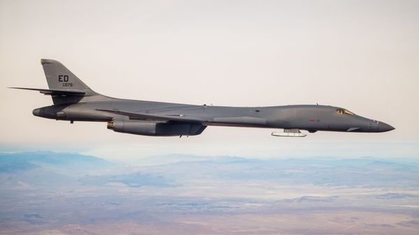 A B-1B Lancer with a Joint Air-to-Surface Standoff Missile (JASSM) flies in the skies above Edwards Air Force Base, California, Nov. 20. The flight was a demonstration of the B-1B’s external weapons carriage capabilities. - Sputnik International