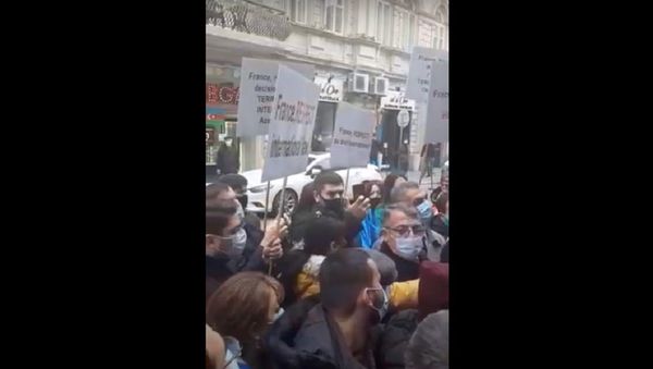 Protest rally held in front of the French Embassy in Baku - Sputnik International