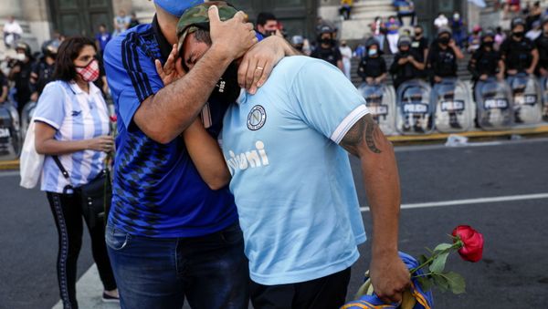 People mourn the death of soccer legend Diego Armando Maradona, in front of the Casa Rosada presidential palace in Buenos Aires, Argentina, November 26, 2020. - Sputnik International