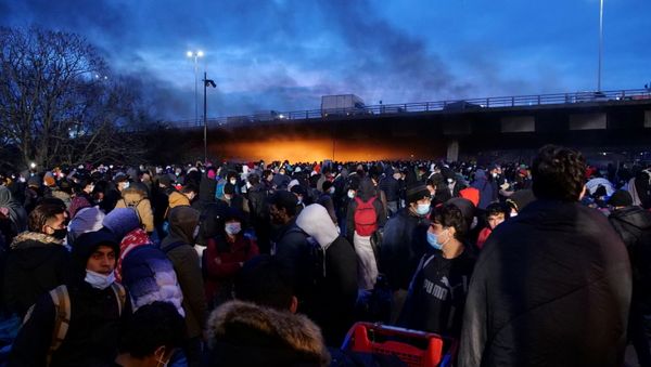 Migrants wait to be evacuated by French gendarmes at a makeshift migrant camp near the A1 highway in Saint-Denis, near Paris, France, November 17, 2020 - Sputnik International
