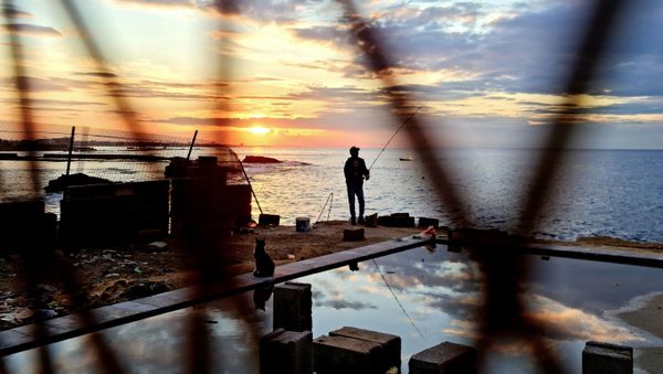 A fisherman is pictured along the promenade in Libya's capital Tripoli on November 25, 2020.  - Sputnik International