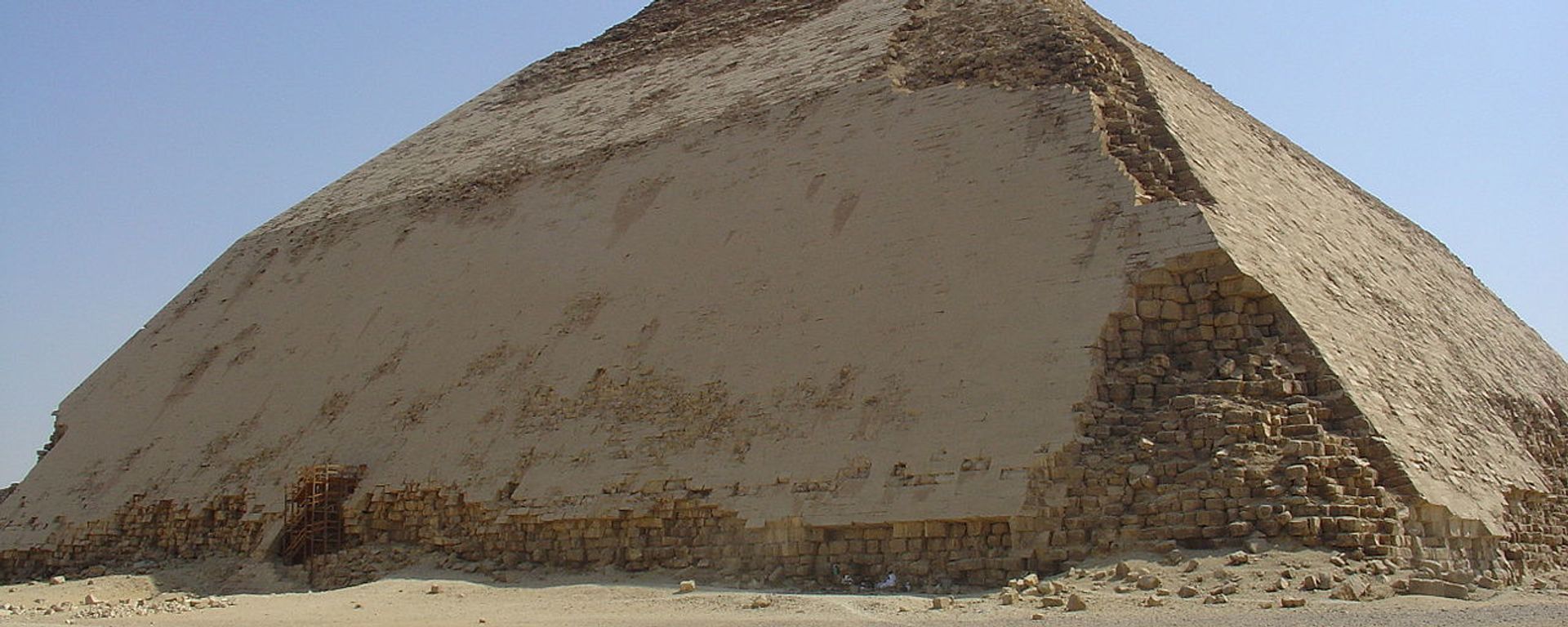 Snefru's Bent Pyramid in Dahshur Snefru's Bent Pyramid in Dahshur - Sputnik International, 1920, 27.11.2020