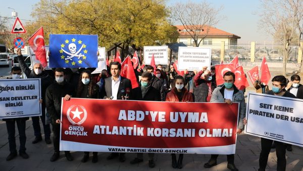 Members of the Vatan Partisi (Patriotic Party) gather near the German Embassy in Ankara, Turkey, to protest against German soldiers boarding and searching a Turkish vessel on behalf of an EU military mission in the Mediterranean Sea, 27 November 2020. Members of the Vatan Partisi (Patriotic Party) gather near the German Embassy in Ankara, Turkey, to protest against German soldiers boarding and searching a Turkish vessel on behalf of an EU military mission in the Mediterranean Sea, 27 November 2020. - Sputnik International