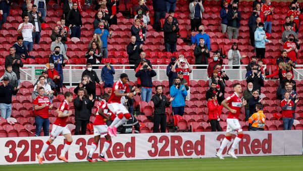 Middlesbrough fans applaud as players come out before the match as a limited number of fans are allowed to attend  September 19, 2020   - Sputnik International