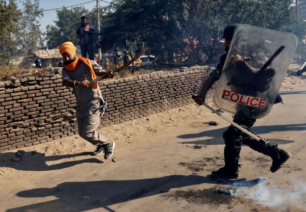 Thousands of Protesting Indian Farmers Gather on Delhi's Outskirts, Riots Feared - Sputnik International