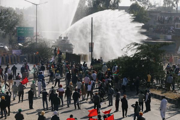 Thousands of Protesting Indian Farmers Gather on Delhi's Outskirts, Riots Feared - Sputnik International