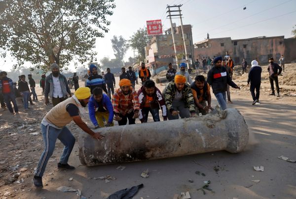 Thousands of Protesting Indian Farmers Gather on Delhi's Outskirts, Riots Feared - Sputnik International