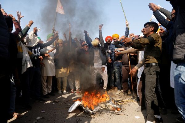 Thousands of Protesting Indian Farmers Gather on Delhi's Outskirts, Riots Feared - Sputnik International