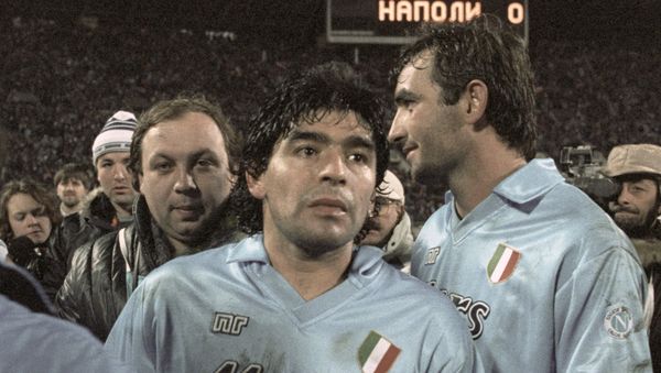 Diego Maradona (centre) of Italy's Napoli after a match with Moscow's Spartak in 1990. Diego Maradona (centre) of Italy's Napoli after a match with Moscow's Spartak in 1990. - Sputnik International