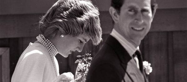 Princess Diana bows her head following Prince Charles on a walk to the California Pavilion in Vancouver May 6, 1986 Princess Diana bows her head following Prince Charles on a walk to the California Pavilion in Vancouver May 6, 1986 - Sputnik International
