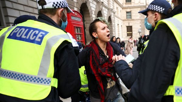Police officers detain an anti-lockdown protestor during a demonstration amid the coronavirus disease (COVID-19) outbreak in London, Britain November 28, 2020.  - Sputnik International
