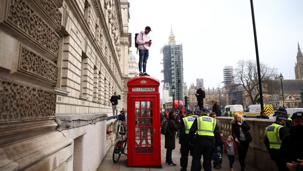 A man stands on a telephone booth during an anti-lockdown demonstration amid the coronavirus disease (COVID-19) outbreak in London, Britain November 28, 2020. - Sputnik International