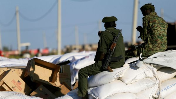 Armed men guard sacks of food delivered to Ethiopian refugees fleeing from the ongoing fighting in Tigray region, at the Fashaga camp, on the Sudan-Ethiopia border, in Kassala state, Sudan November 24, 2020.  - Sputnik International