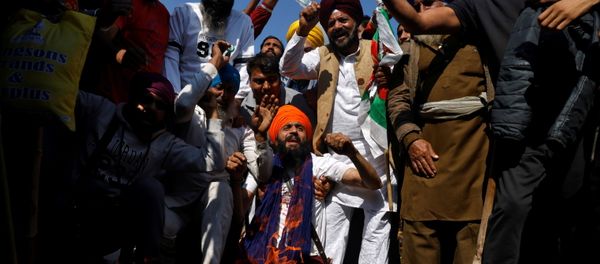 Farmers shout slogans after burning an effigy during a protest against the newly passed farm bills at Singhu border near Delhi, India, November 28, 2020.  - Sputnik International