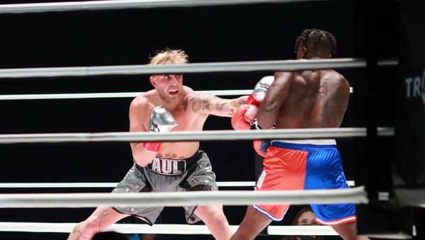 Jake Paul (grey trunks) fights Nate Robinson (red and blue trunks) during a cruiserweight boxing bout at the Staples Center - Sputnik International