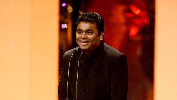 Winner of the Music Award for SLUMDOG MILLIONAIRE – AR Rahman: Rahman was presented the award by Singer, Kylie Minogue. - Sputnik International