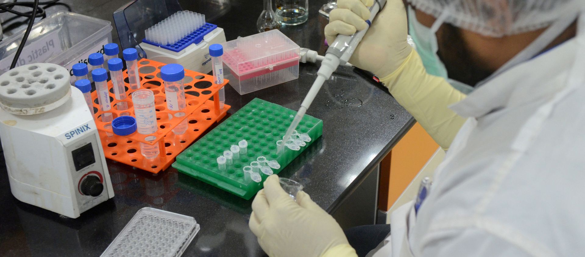 FILE PHOTO: A research scientist works inside a laboratory of India's Serum Institute, the world's largest maker of vaccines, which is working on vaccines against the coronavirus disease (COVID-19) in Pune, India, May 18, 2020. Picture taken May 18, 2020 FILE PHOTO: A research scientist works inside a laboratory of India's Serum Institute, the world's largest maker of vaccines, which is working on vaccines against the coronavirus disease (COVID-19) in Pune, India, May 18, 2020. Picture taken May 18, 2020 - Sputnik International, 1920, 09.12.2020