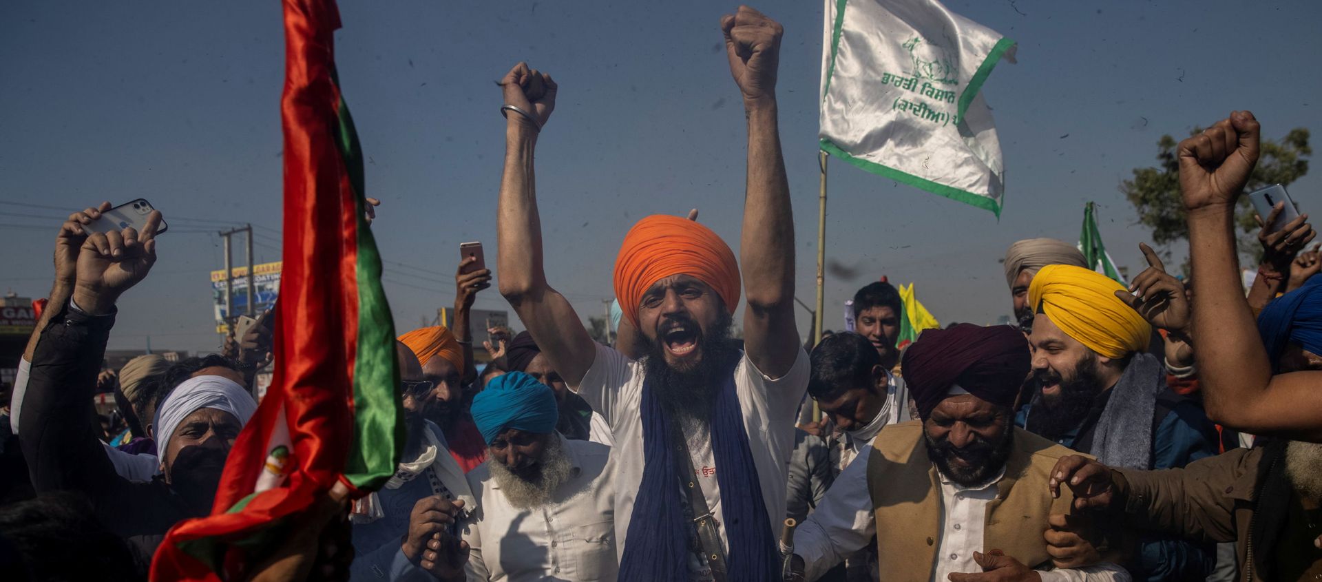 Farmers shout slogans after burning an effigy during a protest against the newly passed farm bills at Singhu border near Delhi, India, November 28, 2020 Farmers shout slogans after burning an effigy during a protest against the newly passed farm bills at Singhu border near Delhi, India, November 28, 2020 - Sputnik International, 1920, 30.11.2020