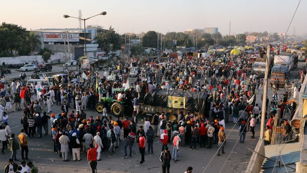 Farmers gather at a site of a protest against the newly passed farm bills at Singhu border near Delhi, India, November 28, 2020 - Sputnik International