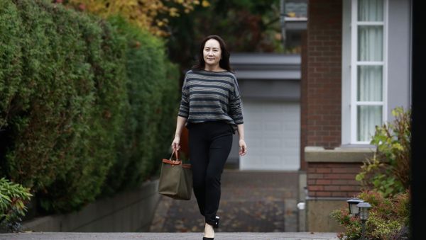 Huawei chief financial officer Meng Wanzhou, monitored at all times under house arrest, heads to a Canadian court to fight an extradition battle to the US after being charged on allegations of banking fraud - Sputnik International