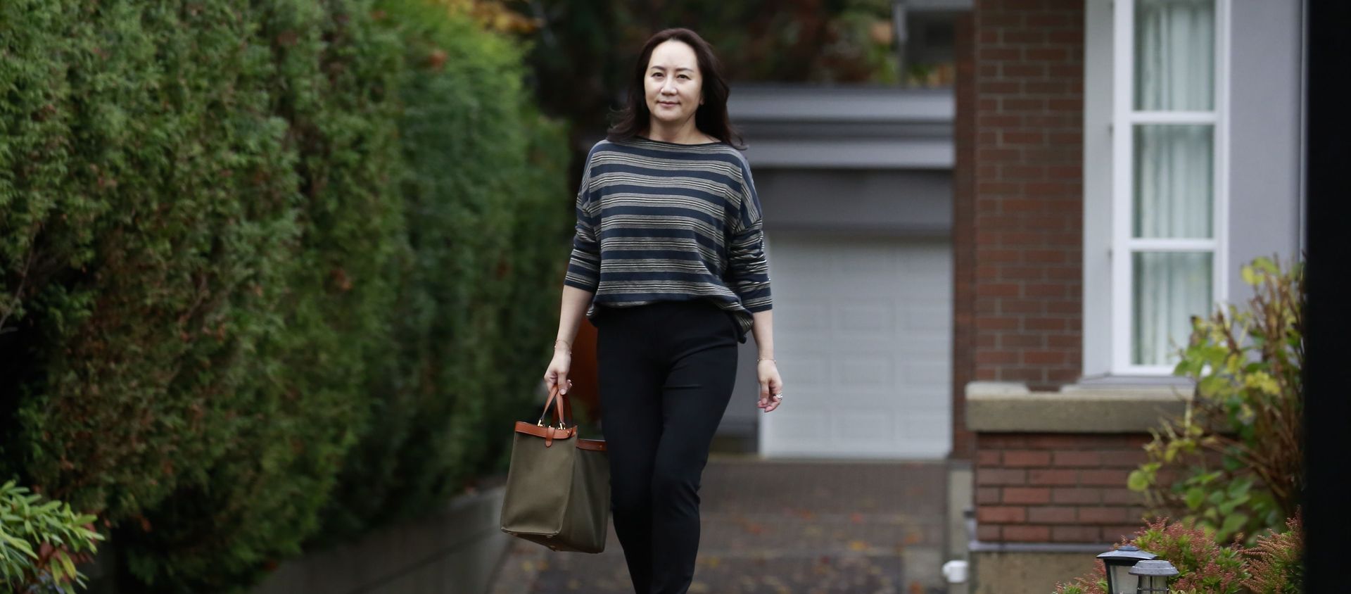 Huawei chief financial officer Meng Wanzhou, monitored at all times under house arrest, heads to a Canadian court to fight an extradition battle to the US after being charged on allegations of banking fraud Huawei chief financial officer Meng Wanzhou, monitored at all times under house arrest, heads to a Canadian court to fight an extradition battle to the US after being charged on allegations of banking fraud - Sputnik International, 1920, 01.12.2020