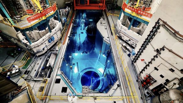 Fuel-loading on the No. 5 unit of China's Fuqing Nuclear Power Plant, the first of the new domestically designed Hualong One reactors to come online - Sputnik International
