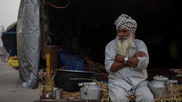 A farmer sits in a tractor trolley during a protest against the newly passed farm bills at Singhu border near Delhi, India, November 30, 2020. - Sputnik International