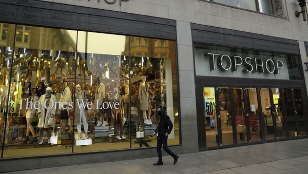 A person wearing a face mask to try to curb the spread of coronavirus walks past the temporarily closed Topshop flagship store on Oxford Street, during England's second coronavirus lockdown, in London, Monday, Nov. 30, 2020. Arcadia Group, the retail empire of tycoon Philip Green, which owns well-known British fashion chains like Topshop - Sputnik International