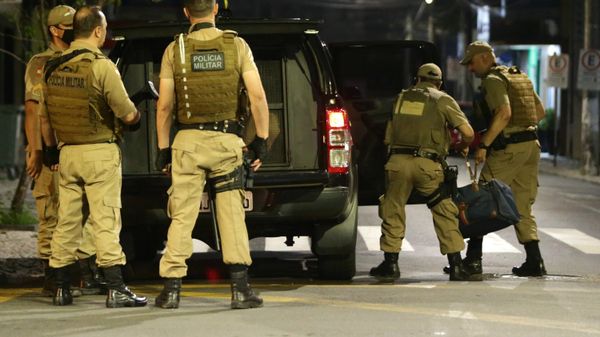 Military police officers carry a bag filled with money left behind by armed bank robbers, in Criciuma, Santa Catarina state, Brazil, Tuesday, Dec. 1, 2020. Dozens of criminals armed with assault rifles invaded the city in southern Brazil overnight and took control of the streets as they assaulted a local bank. (Guilherme Hahn/Futura Press via AP) - Sputnik International