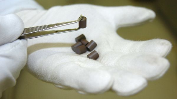 A worker prepares fuel pellets for a nuclear reactor at the uranium processing plant (File) - Sputnik International