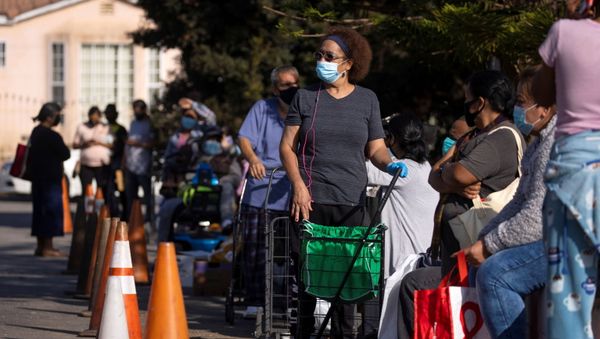 People wait in line as the Los Angeles Regional Food Bank distributes food outside a church during the outbreak of the coronavirus disease (COVID-19) in Los Angeles, California, U.S., November 19, 2020.  - Sputnik International