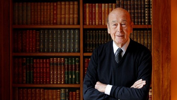 Former French President Valery Giscard d'Estaing poses in his office at his Paris home during an interview with Reuters, France, December 6, 2011 - Sputnik International