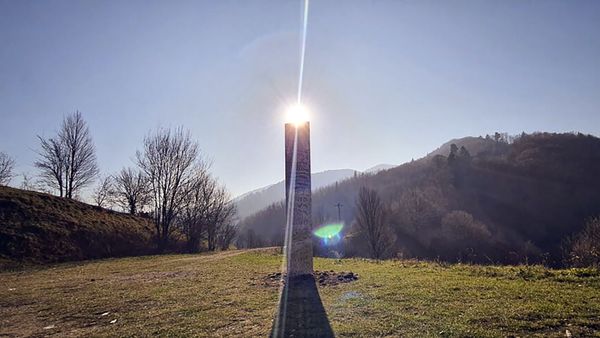 A metal structure sticks from the ground on the Batca Doamnei hill, outside Piatra Neamt, northern Romania, on Nov. 27, 2020. The structure, similar in shape and size to the monolith that was placed in the Utah desert, has since disappeared. - Sputnik International