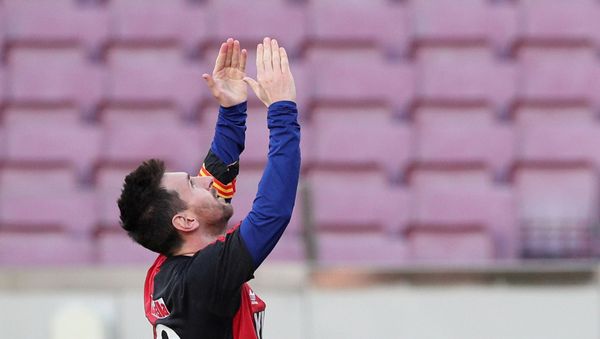 29 November 2020 FC Barcelona's Lionel Messi celebrates scoring the club's fourth goal wearing a Newell's Old Boys shirt in reference to former player Diego Maradona. - Sputnik International