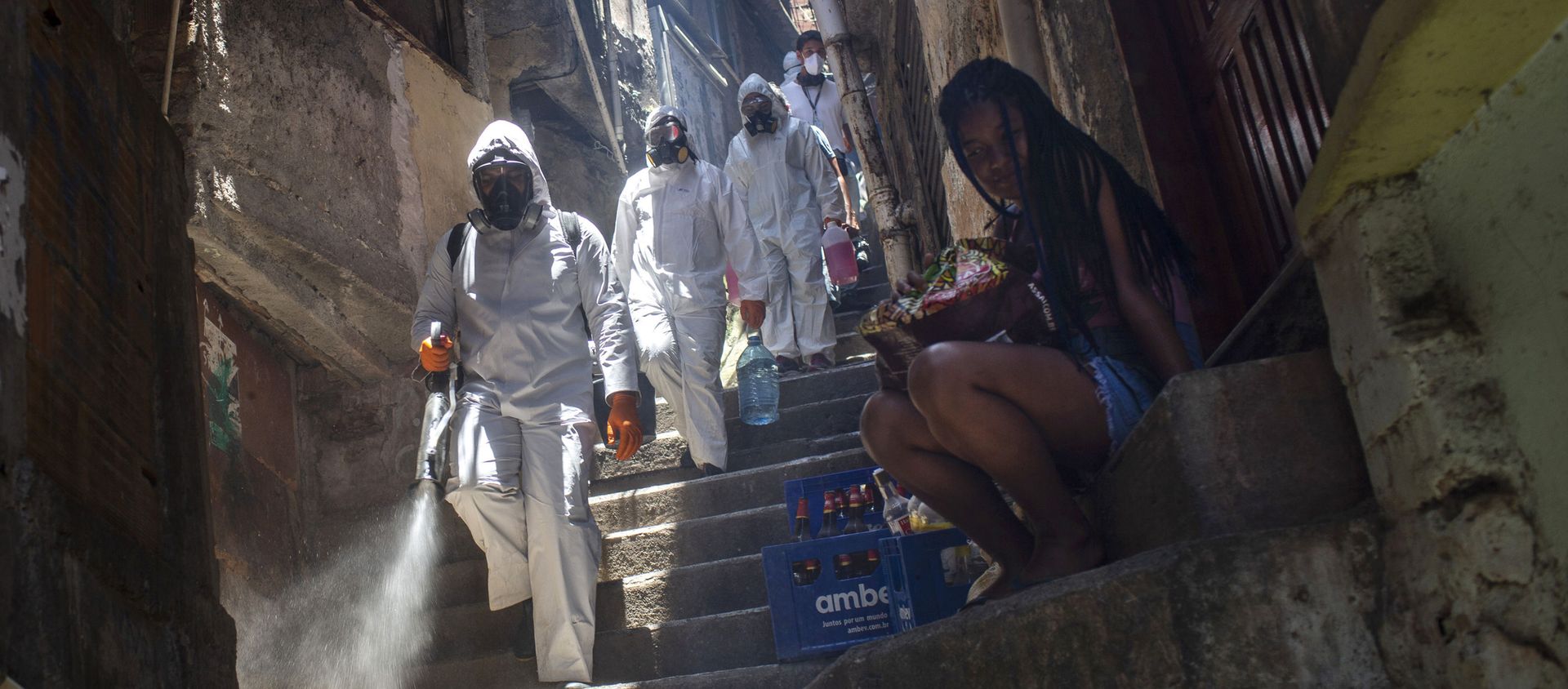 Volunteers spray disinfectant in an alley to help contain the spread of the new coronavirus, at the Santa Marta slum in Rio de Janeiro, Brazil, Saturday, Nov. 28, 2020. Volunteers spray disinfectant in an alley to help contain the spread of the new coronavirus, at the Santa Marta slum in Rio de Janeiro, Brazil, Saturday, Nov. 28, 2020. - Sputnik International, 1920, 29.01.2021