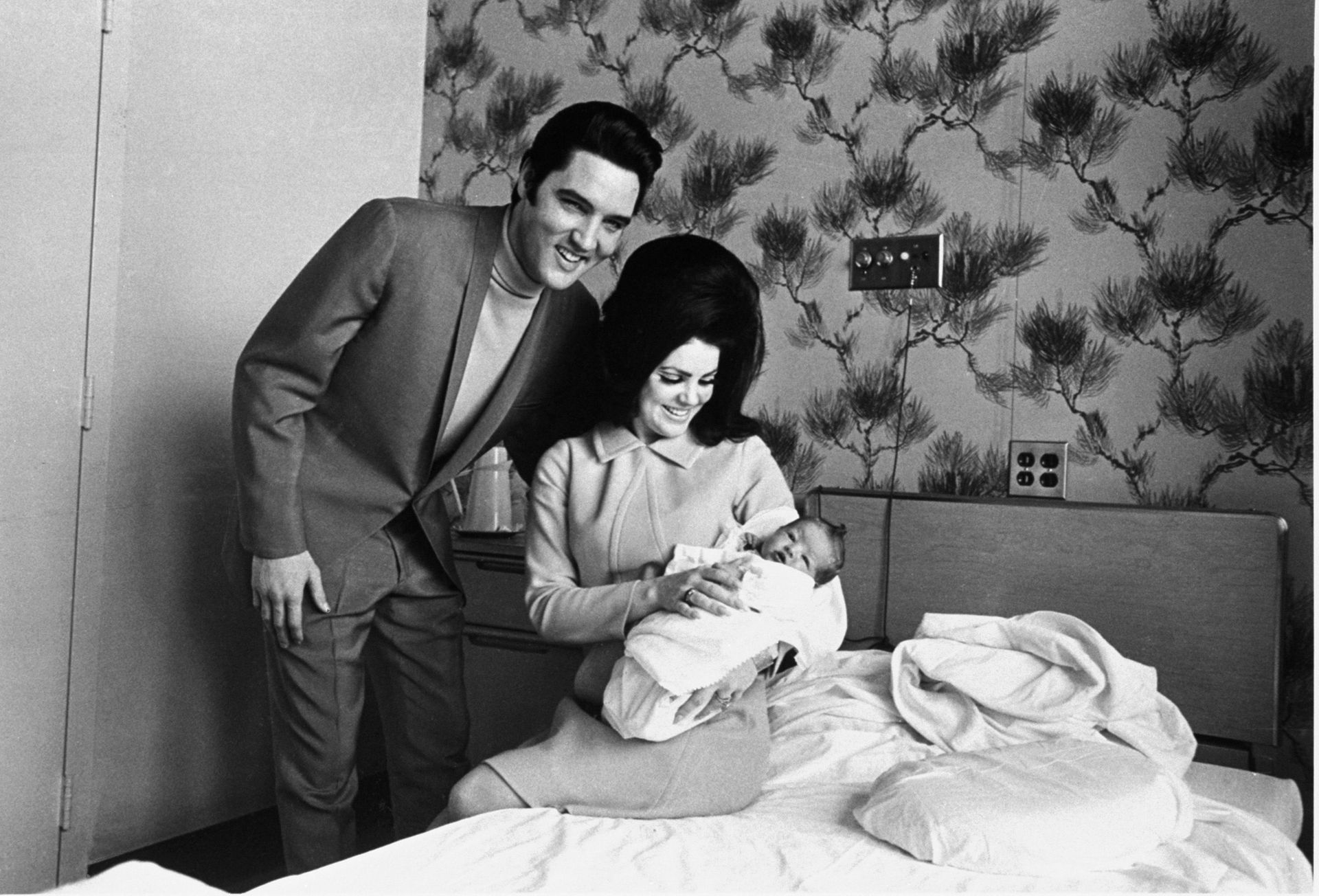 Lisa Marie Presley poses for her first picture, safe in the lap of her mother, Priscilla, on February 5, 1968, while proud father, Elvis Presley, beams his approval Lisa Marie Presley poses for her first picture, safe in the lap of her mother, Priscilla, on February 5, 1968, while proud father, Elvis Presley, beams his approval - Sputnik International, 1920, 13.01.2023