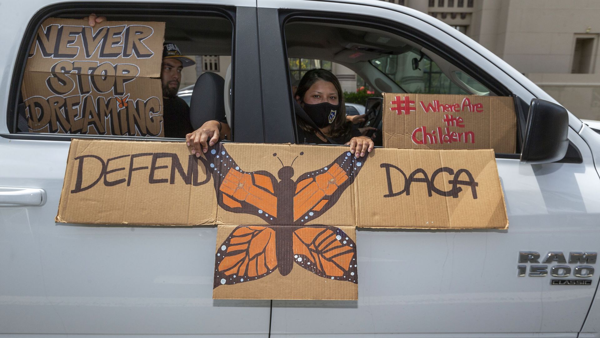 An immigrant family joins members of Coalition for Humane Immigrant Rights of Los Angeles, CHIRLA, on a vehicle caravan rally to support the Deferred Action for Childhood Arrivals Program (DACA), around MacArthur Park in Los Angeles, Thursday, June 18, 2020. DACA recipients reacted with a mixture of relief and gratitude over the Supreme Court ruling to reject President Donald Trump's effort to end legal protections for 650,000 immigrants under DACA. An immigrant family joins members of Coalition for Humane Immigrant Rights of Los Angeles, CHIRLA, on a vehicle caravan rally to support the Deferred Action for Childhood Arrivals Program (DACA), around MacArthur Park in Los Angeles, Thursday, June 18, 2020. DACA recipients reacted with a mixture of relief and gratitude over the Supreme Court ruling to reject President Donald Trump's effort to end legal protections for 650,000 immigrants under DACA. - Sputnik International, 1920, 16.07.2021