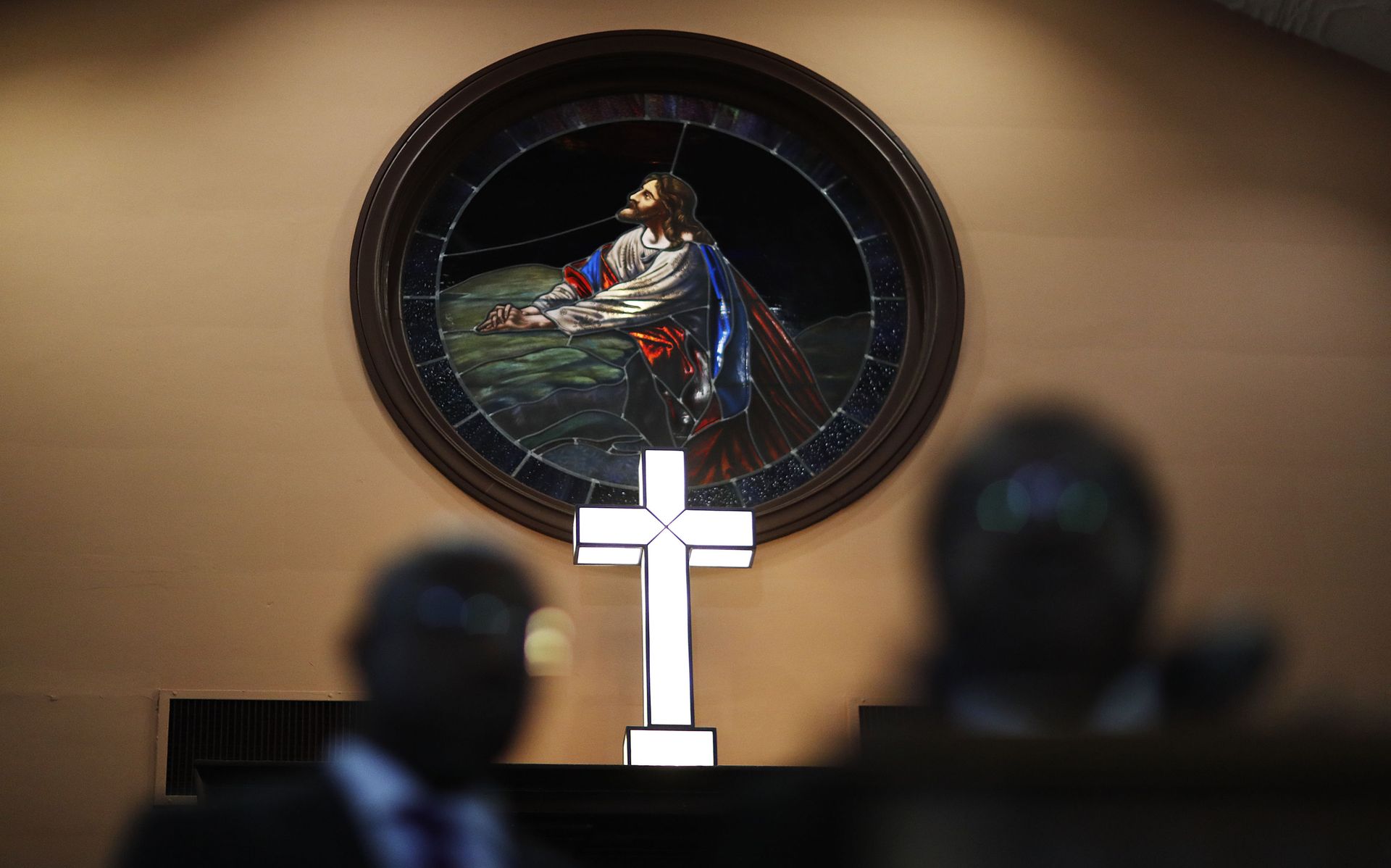 A cross stands illuminated as Rev. Raphael Warnock, left, and Rev. Timothy McDonald respond to President Donald Trump's comments about Haiti and Africa at Ebenezer Baptist Church where Rev. Martin Luther King Jr. preached in Atlanta, Friday, Jan. 12, 2018 - Sputnik International, 1920, 18.10.2021