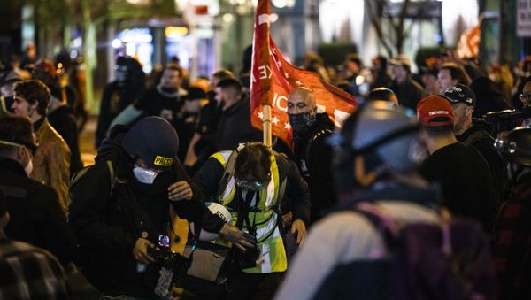 Members of Antifa and Proud Boys clash in the middle of the street after the Million MAGA March on 14 November 2020 in Washington, DC. - Sputnik International