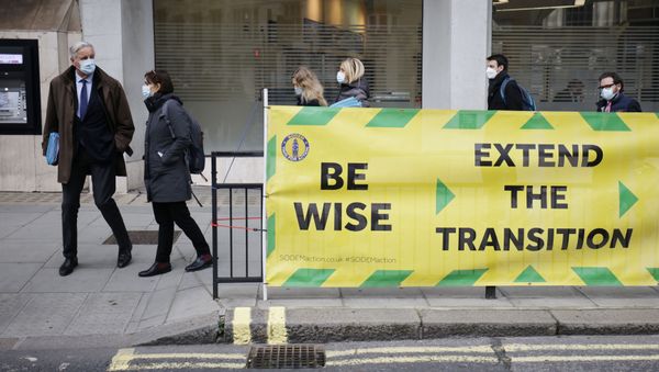 EU chief negotiator Michel Barnier (L), wearing a protective face covering to combat the spread of the coronavirus, walks to a conference centre in central London on December 2, 2020 as talks continue on a trade deal between the EU and the UK. - Sputnik International